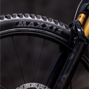 A close up look at the front TRX HD wheel on a Giant Trance Advanced E+.