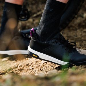 Liv Shuttle Flat Lace in Black