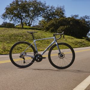 Profile shot of Giant TCR Advanced on sunny road.