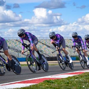 Team Jayco Alula time trialing in Giant Rivet TT Helmets.