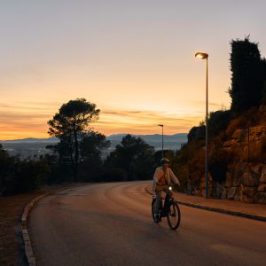 Cyclist finishes up their ride in the dark using the lights of the Giant Anytour X E+.