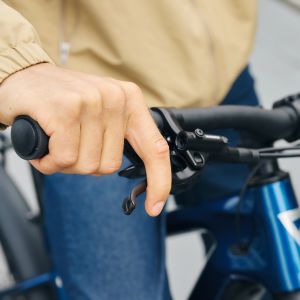 A close up frontal view of the handlebar on the Giant Talon E+ EX.
