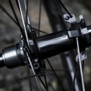 A close up look at the hub of the rear Giant XCR wheel.