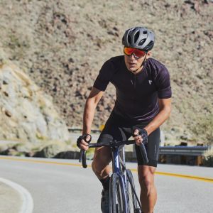 Roadie approaching out of the saddle on Giant TCR Advanced SL.