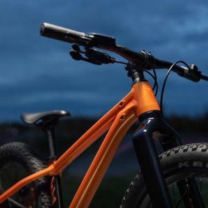 Close up drive-side view of the Giant STP 20 kids dirt jumper.