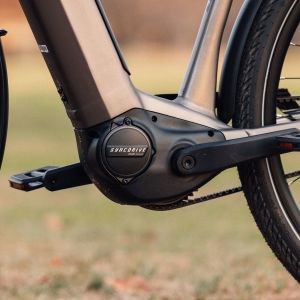 A close up look at the motor of a Giant AnyTour E+ electric city bike.