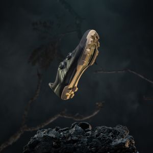 A close up look at the underside of the Giant Charge 1 top tier gravel shoe with a stylized background.