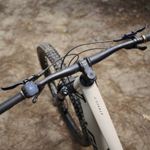 An overhead look at the cockpit of the Giant Stance E+ trail bike out on the trails.