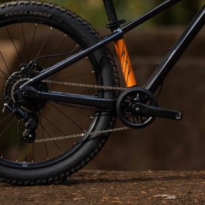 A close up look at the drivetrain on the Giant STP 24 in the woods.