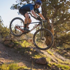 XC mountain biker descends on Giant Anthem Advanced with Crest SL fork.