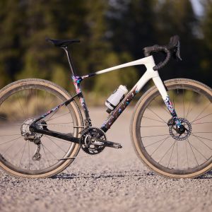 The Giant Revolt Advanced SE staged on a dirt road with pine trees in the background.