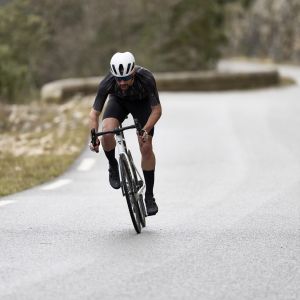 A cyclist sprints down a canyon road on a Giant Propel Advanced with Giant Contact SL Aero handlebars.