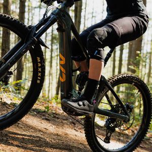 Woman riding bike wearing Liv Shuttle Clip Boa in black.