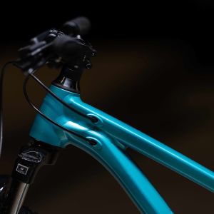 A close up look at the cable routing on the Giant STP 20 FS.