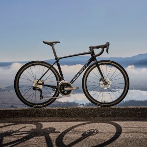 Profile of Giant TCR Advanced Pro with mountain backdrop.