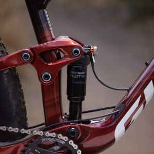 Side view of Giant Crest Flotrac XC shock on Giant Anthem Advanced.