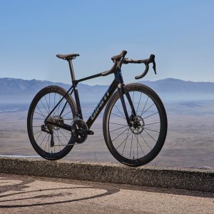 Front angled view of Giant TCR Advanced Pro with mountain backdrop.