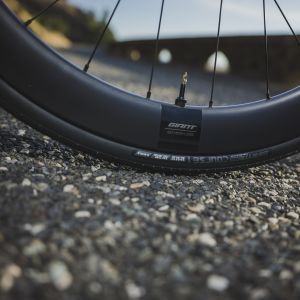 Road bike wheel and tire