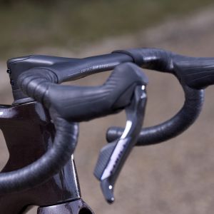 A side view of the Giant Contact SLR Aero Integrated Handlebars on a Giant Propel Advanced Pro.