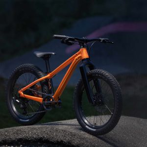 An angled POV of the driveside on a Giant STP 20 kids dirt jumper.