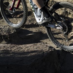 A close up look at the Gaint XCR wheelsystem riding over a rock section on a Gaint Anthem Advanced SL.