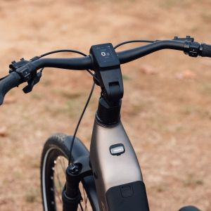An overhead look at the cockpit and controls of a Giant AnyTour E+ electric city bike.