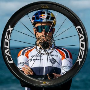 Kristian Blummenfelt holding signature wheel