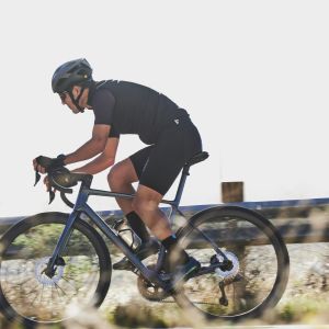 Cyclist riding Giant TCR Advanced SL in the saddle, non driveside.