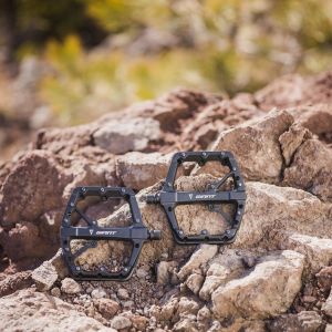 flat pedals on rocks