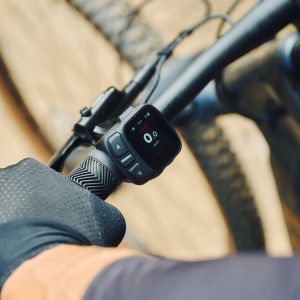 A close up overhead view of the handlebar and control unit on a Giant Talon E+.