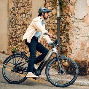 Cyclist comes around a corner on Giant Anytour E+.