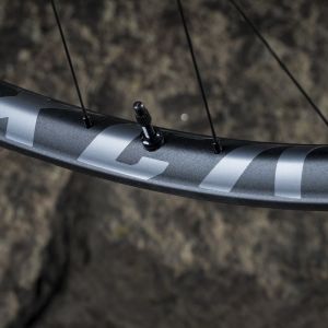 Close up view of the valve cap on the Giant XCA wheelsystem.