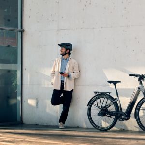 Cyclist stands next to Giant Anytour E+.