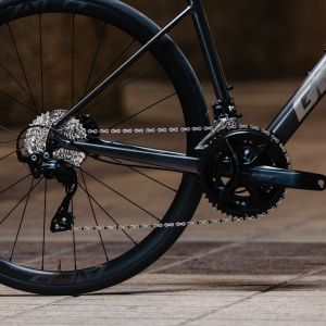 A close up view of the Giant Contend SL aluminum road bike drivetrain with an urban background.