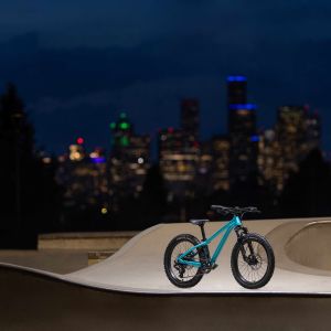 An angled driveside view of the Giant STP 20 FS.