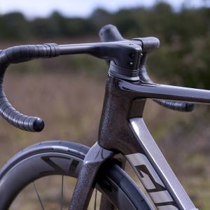 A rear view of the Giant Contact SLR Aero Integrated Handlebar attached to a Giant Propel Advanced Pro aero bike.