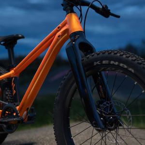 Close up view of a Giant STP 20 kids dirt jumper fork and handlebars.