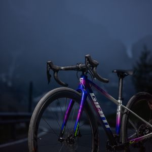 A close up view of the youth optimized cockpit on the Giant Seek road bike.
