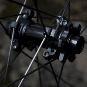 A close up look at the front Giant XCR wheel.