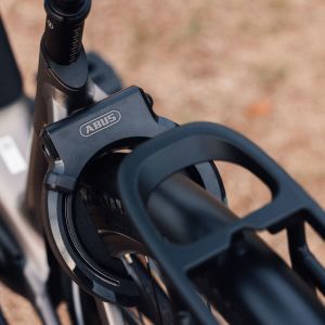 A close up look at the bike lock and rack on a Giant AnyTour E+ city bike in a park.