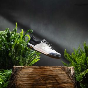 Liv Shuttle Flat Lace in White