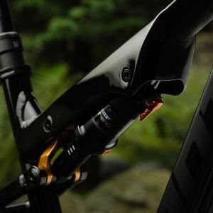 A close up look at the Crest Flotrac TR Shock on the Giant Stance in the woods.