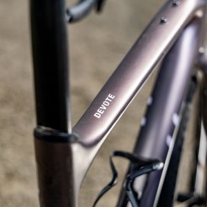 Devote logo on the top tube of the Devote Advanced