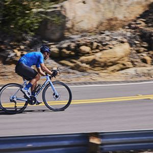 Road biker descending on a Giant TCR Advanced.