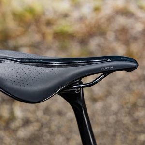 Alacra saddle on the Devote Advanced