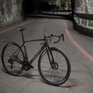 Angled profile view of Giant TCR Advanced SL in a tunnel.