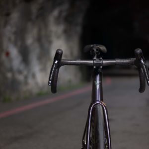 Frontal view of Giant TCR Advanced SL in a tunnel.