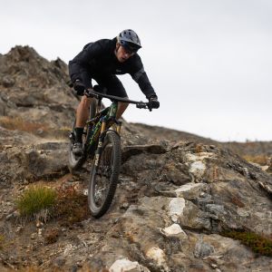 A mountain biker descends a rocky patch on a mountain trail on a Giant Anthem X Advanced SL.
