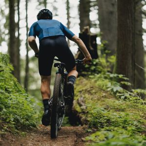 Rear view of a mountain biker on a Giant Anthem Advanced with a Giant Grit Saddle.
