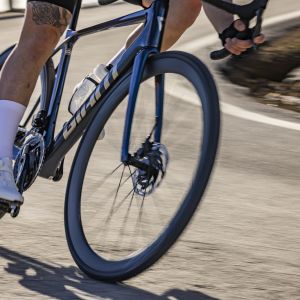 Close up of cyclist descending on Giant TCR Advanced Pro 0.